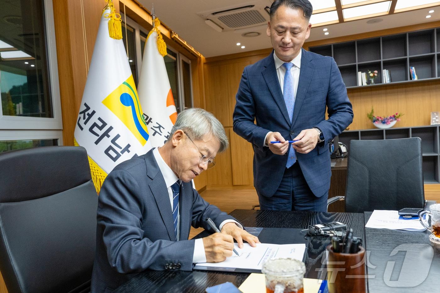 본문 이미지 - 민형배 전남광주통합특별시장이 1일 전남광주통합특별시청 동부청사 집무실에서 통합 100일 실행계획 관련 1호 결재를 하고 있다.(전남광주통합특별시 제공. 재판매 및 DB금지) 2026.7.1 ⓒ 뉴스1 전원 기자