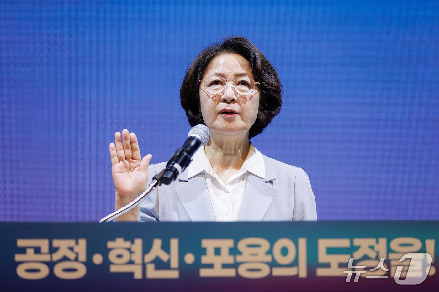 본문 이미지 - 1일 오전 수원특례시 경기도청 다산홀에서 진행된 제37대 경기도지사 취임식에서 추미애 경기도지사가 취임선서를 하고 있다.(경기도 제공. 재판매 및 DB금지)