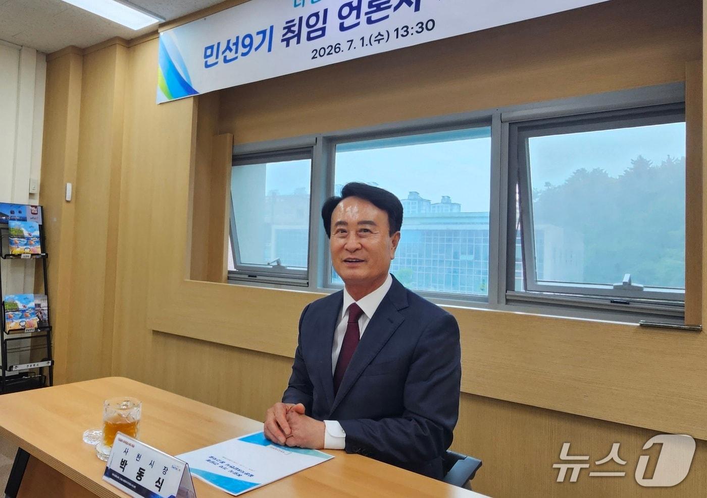 본문 이미지 - 박동식 사천시장이 1일 시청 기자실에서 기자 간담회를 열고 시정 운영 방향을 설명하고 있다. 2026.7.1/뉴스1 한송학기자