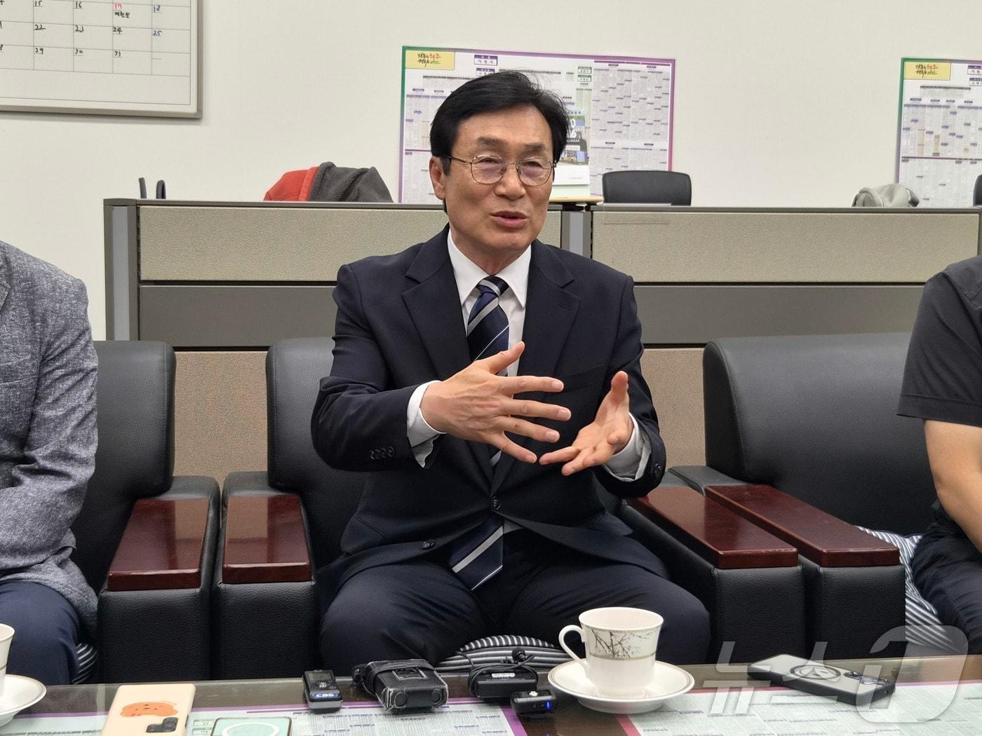 본문 이미지 - 이장섭 청주시장이 1일 청주시청 기자실을 찾아 시정 계획을 설명하고 있다.2026.7.1/뉴스1
