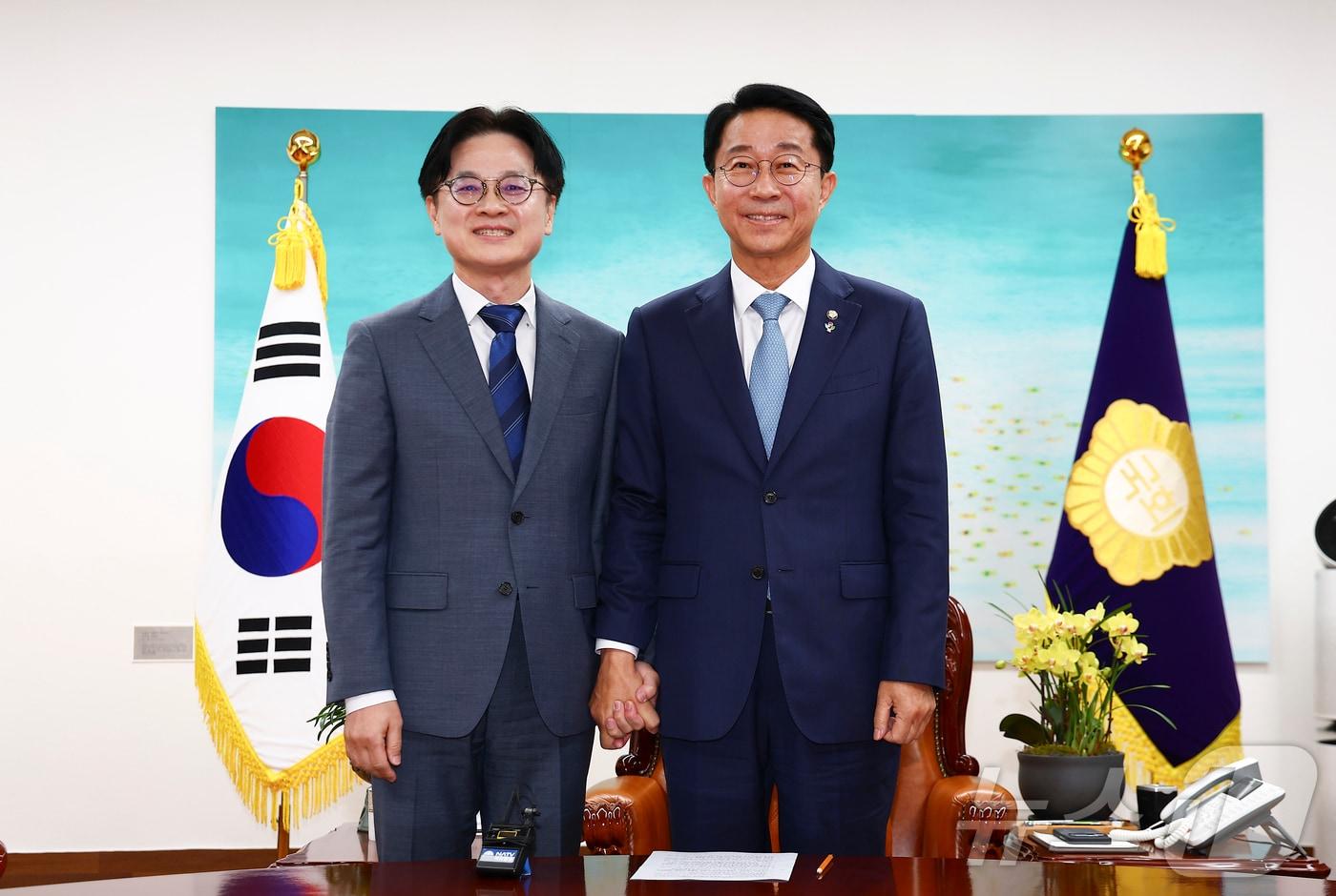 본문 이미지 - 조정식 국회의장이 1일 오후 서울 여의도 국회를 찾은 김정관 산업통상부 장관과 기념촬영을 하고 있다. (공동취재) 2026.7.1 ⓒ 뉴스1 황기선 기자