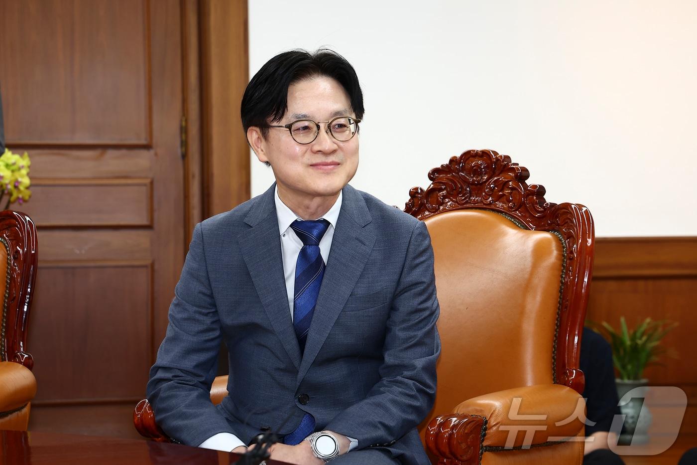 본문 이미지 - 김정관 산업통상부 장관이 1일 오후 서울 여의도 국회에서 조정식 국회의장을 예방하고 있다. (공동취재) 2026.7.1 ⓒ 뉴스1 황기선 기자