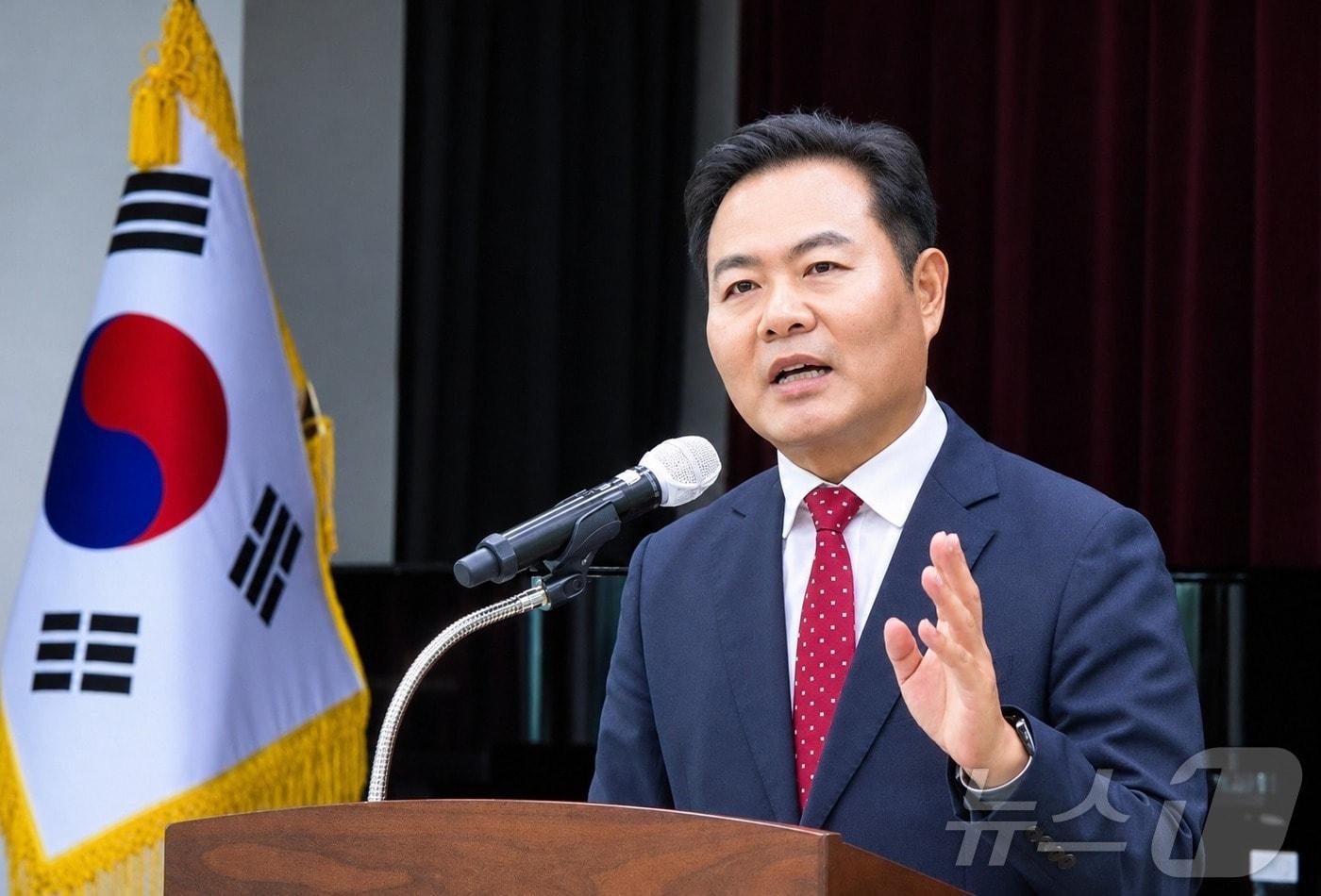 본문 이미지 - 김학홍 문경시장이 1일 민선 9기 취임식과 기자간담회를 갖고 "문경시정의 대원칙은 시민 중심과 절차적 투명성이라고 강조했다. ⓒ 뉴스1 김대벽기자