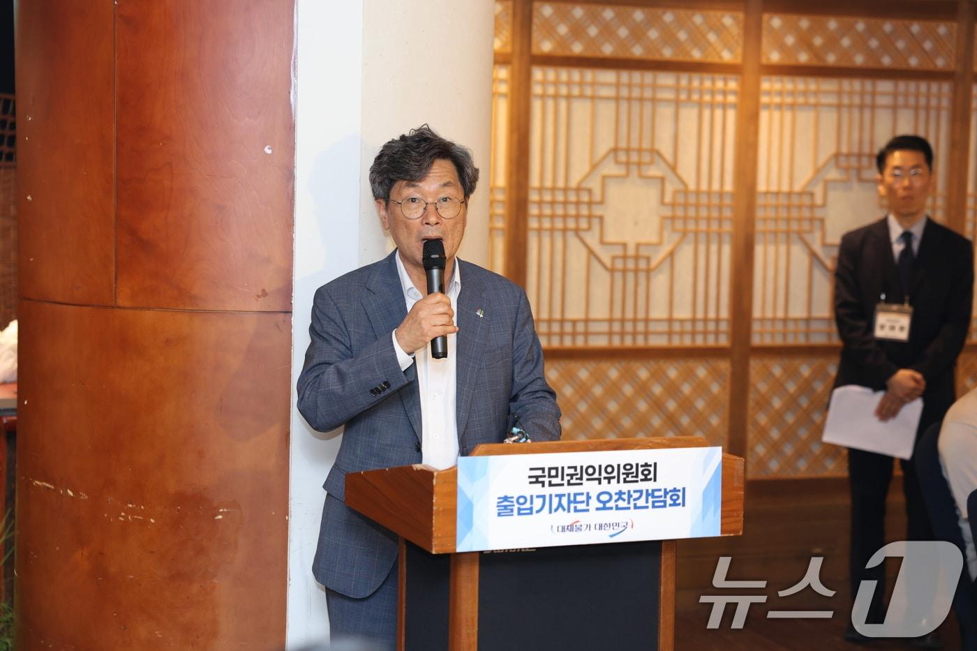 본문 이미지 - 정일연 국민권익위원회 위원장이 1일 서울 모처에서 열린 '국민권익위원회 출입기자단 오찬간담회'에서 인사말을 하고 있다. 이날 간담회에는 권익위 출입기자단과 정일연 위원장을 비롯한 위원회 실·국·소속기관장 등이 참석해 주요 권익위 정책 현안에 대해 소통하고 의견을 나누는 시간을 가졌다. (국민권익위원회 제공. 재판매 및 DB금지) 2026.7.1 ⓒ 뉴스1
