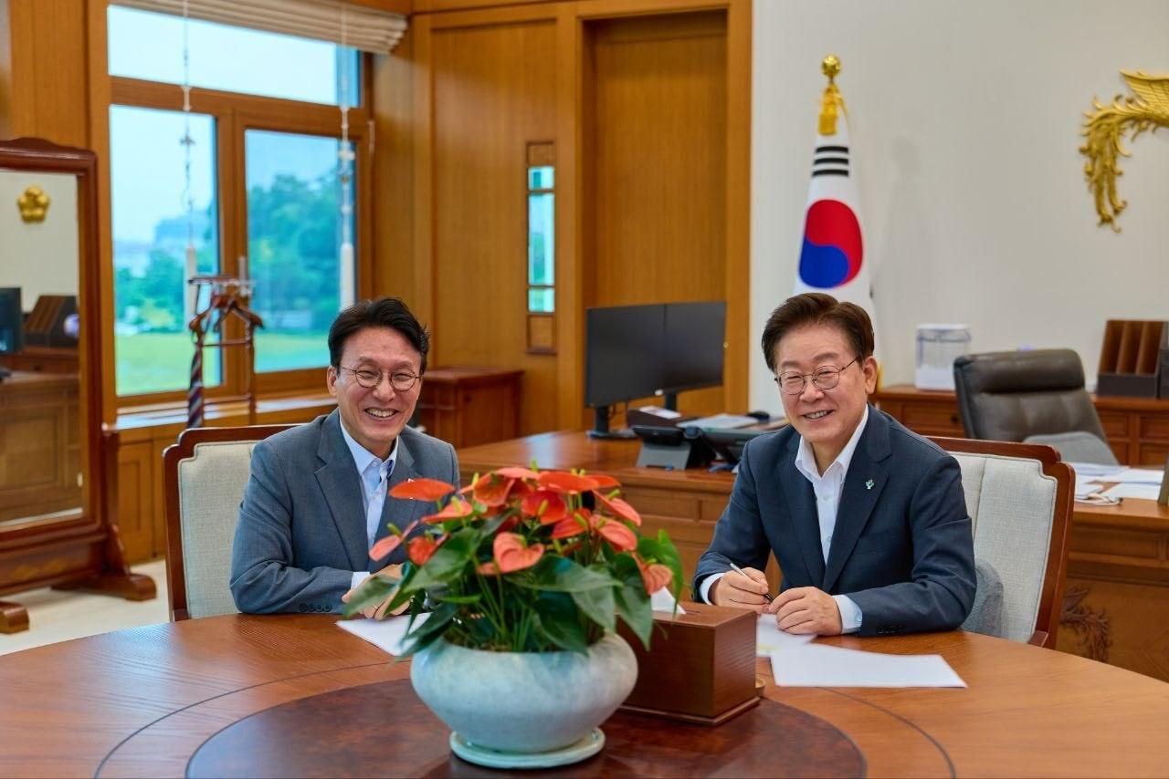 본문 이미지 - 김민석 전 국무총리가 이재명 대통령과 함께 찍은 사진.(김 전 총리 엑스)