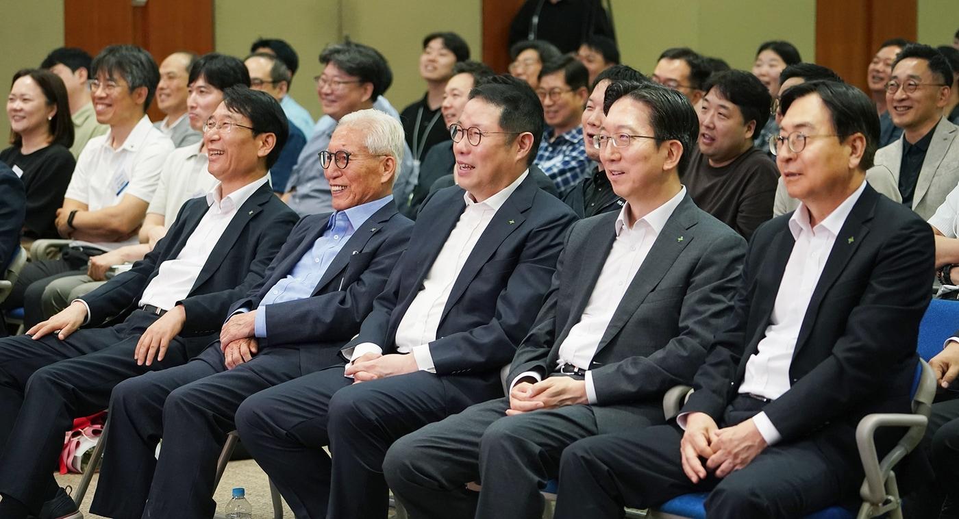 본문 이미지 - 김규영 HS효성 회장(앞줄 왼쪽부터 두번째), 조현상 HS효성 부회장(앞줄 왼쪽부터 세번째)을 비롯한 경영진들과 임직원들이 HS효성 창립 2주년 행사에서 미생 패러디 영상을 보고 웃고 있다. (HS효성 제공)