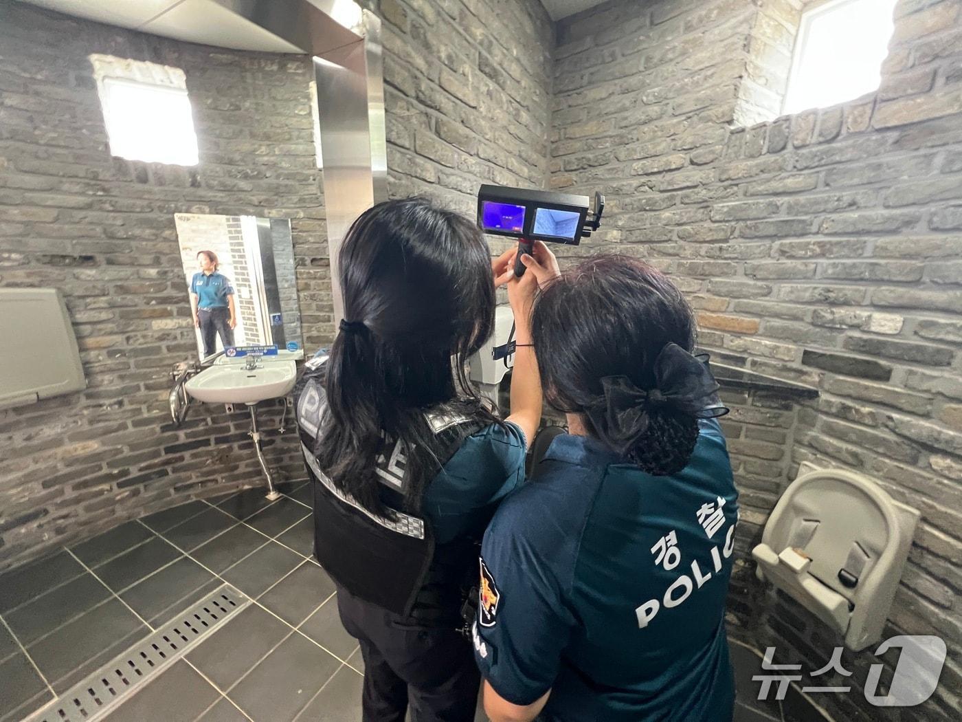 본문 이미지 - 경포여름경찰서 운영을 앞두고 불법촬영 탐지 교육 중인 강릉경찰서 직원들.(강릉경찰서 제공, 재판매 및 DB 금지) 2026.7.1/뉴스1