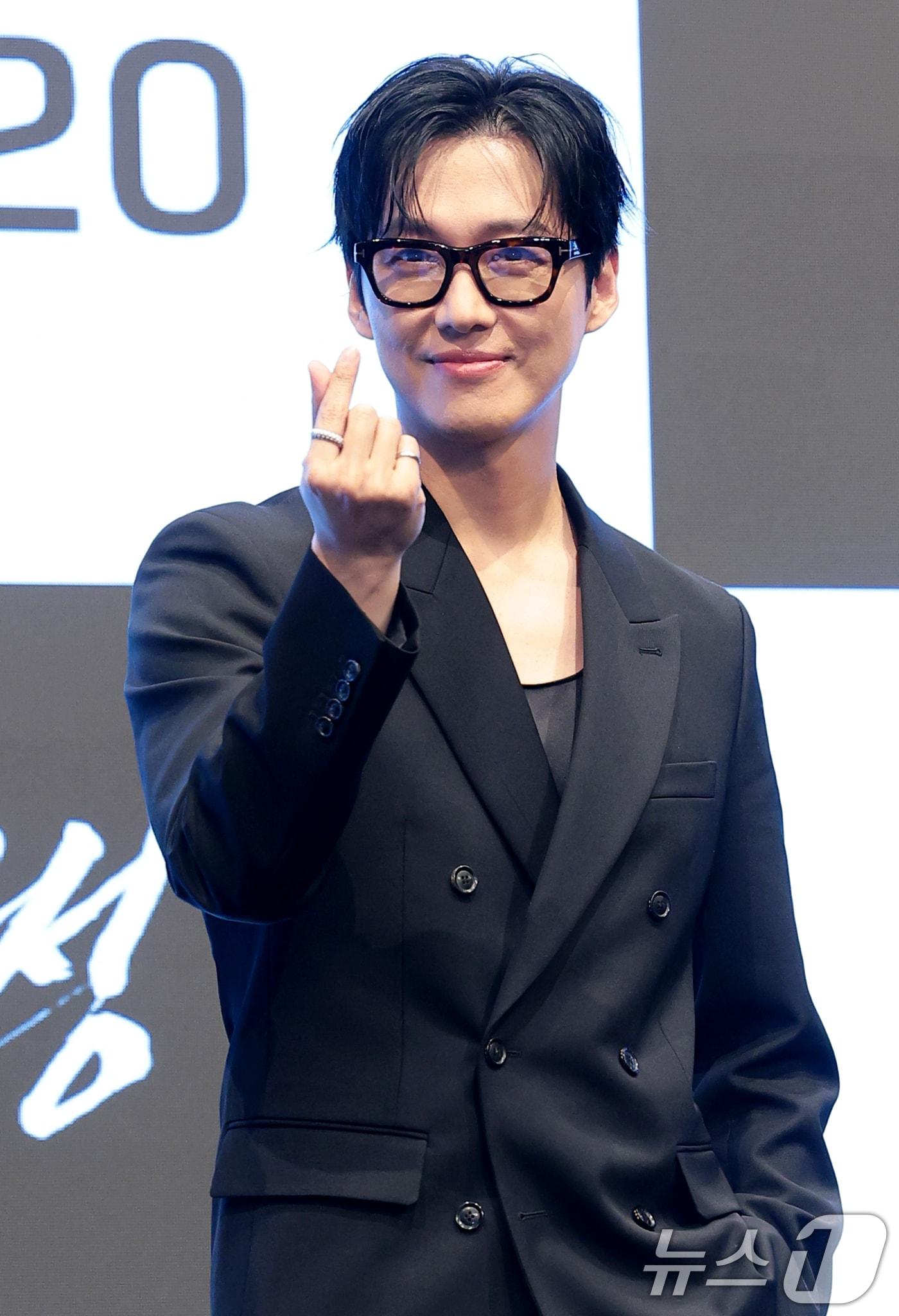 본문 이미지 - 배우 남궁민이 1일 오후 서울 구로구 디큐브시티 더세인트에서 열린 KBS 2TV 토일 미니시리즈 ‘결혼의 완성’(극본 정재하/연출 김정현) 제작발표회에 참석해 포즈를 취하고 있다. ‘결혼의 완성’은 이혼 직전 납치된 아내를 구하기 위해 인면수심의 범죄자와 극한 사투를 벌이게 된 한 남자의 위험천만한 범죄 스릴러다. 2026.7.1 ⓒ 뉴스1 권현진 기자