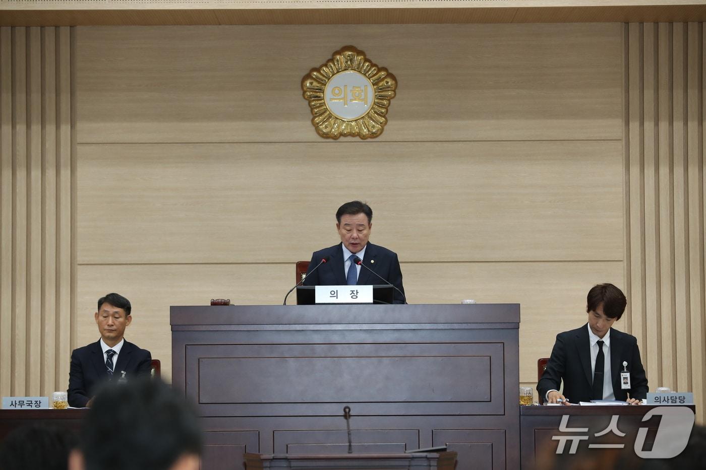 본문 이미지 - 1일 오전 진행된 전북 익산시의회 제278회 임시회 제1차 본회의에서 김충영 의원(중앙·마동)이 2년간 시의회를 이끌 제10대 의장으로 선출됐다.(익산시의회 제공. 재판매 및 DB 금지)