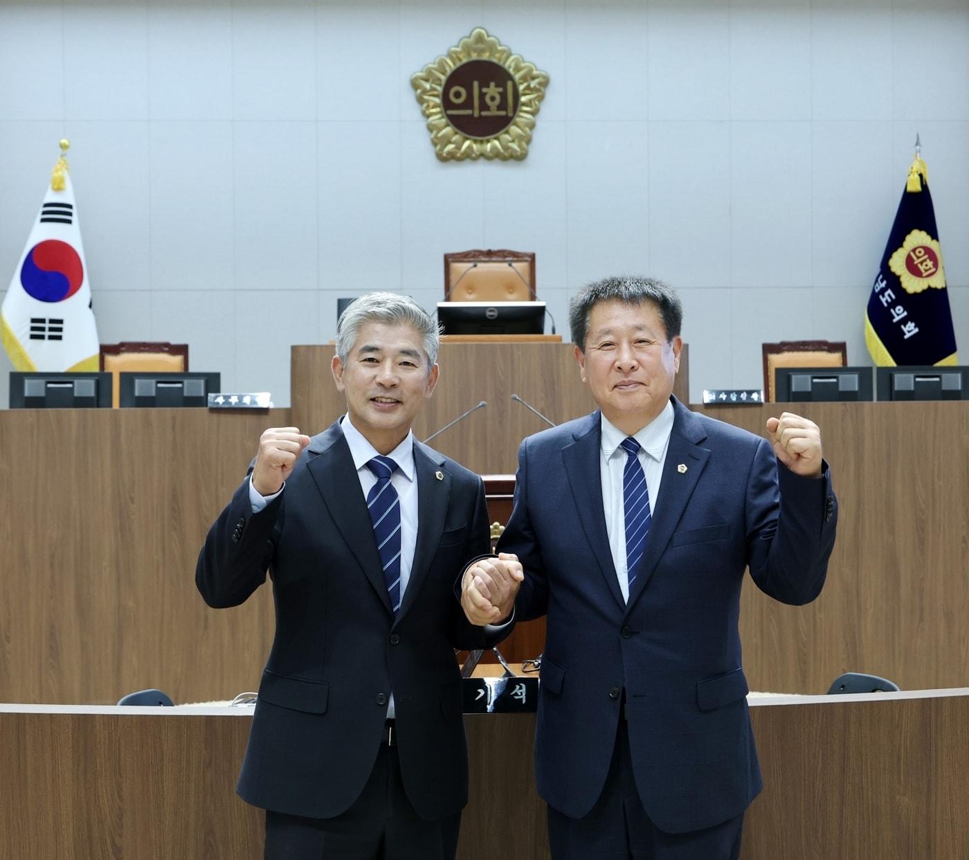본문 이미지 - 조철기 충남도의회 의장(왼쪽)과 장승재 제1 부의장 (도의회 제공. 재판매 및 DB금지)/뉴스1