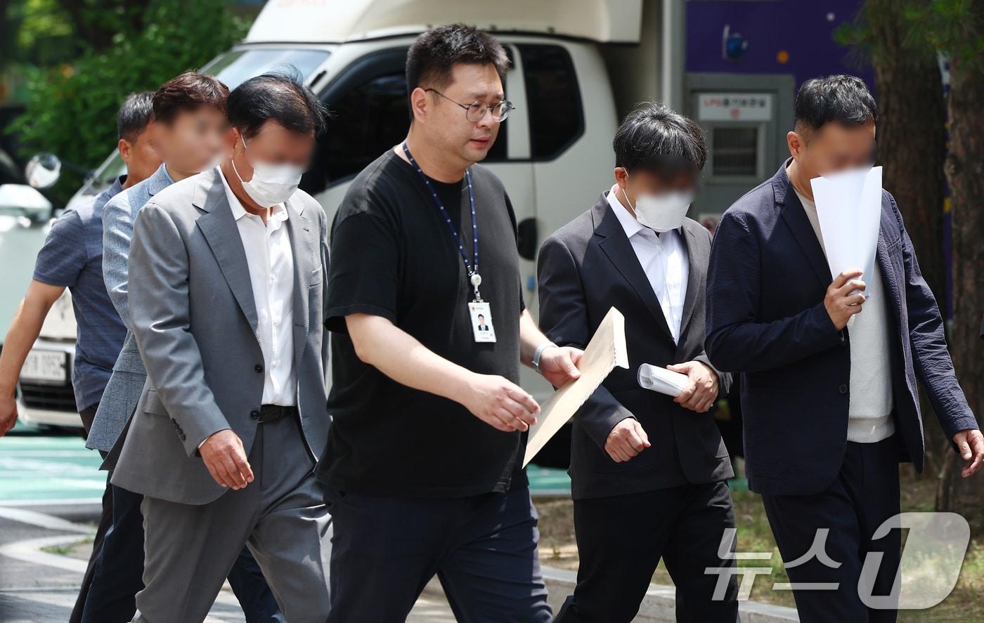 본문 이미지 - 1천억 원이 넘는 대규모 자금을 조달해 주가조작을 한 혐의를 받는 피의자들이 지난 1일 오후 서울 양천구 서울남부지법에서 열린 자본시장법 위반 혐의 관련 구속 전 피의자 심문(영장실질심사)에 출석하고 있다. 2026.7.1 ⓒ 뉴스1 김민지 기자
