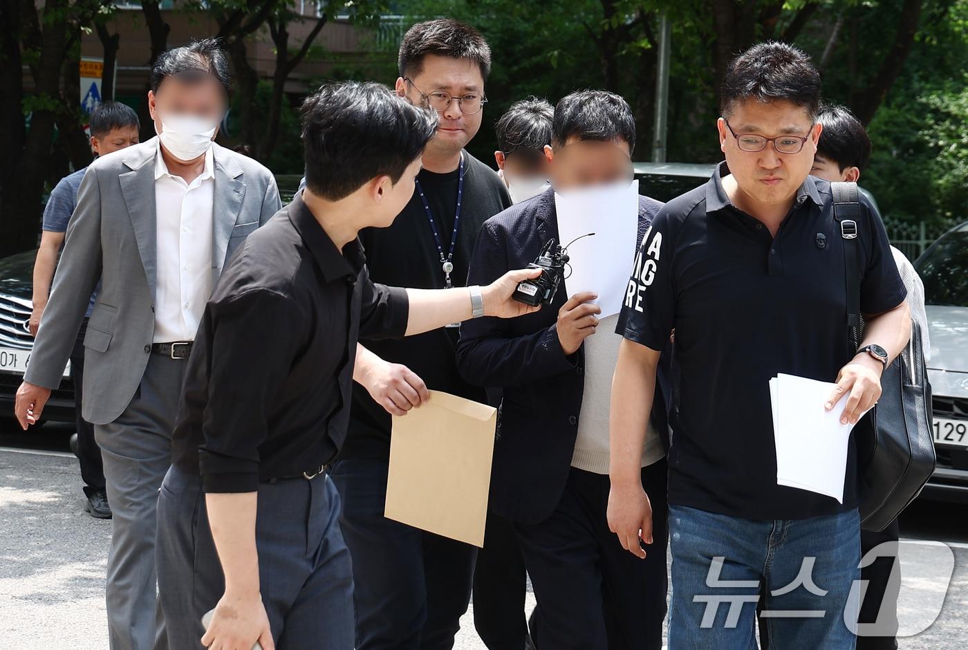 본문 이미지 - 1000억 원이 넘는 대규모 자금을 조달해 주가조작을 한 혐의를 받는 피의자들이 1일 오후 서울 양천구 서울남부지법에서 열린 자본시장법 위반 혐의 관련 구속 전 피의자 심문(영장실질심사)에 출석하고 있다. 2026.7.1 ⓒ 뉴스1 김민지 기자