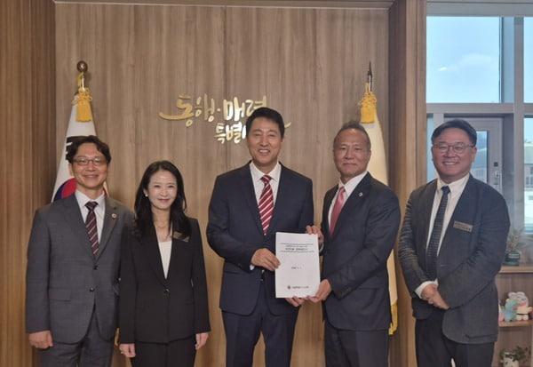본문 이미지 - 오세훈 서울시장(가운데)과 황규석 서울특별시의사회장(오른쪽 두 번째)이 1일 열린 정책간담회 후 기념촬영을 하고 있다. (서울시의사회 제공)