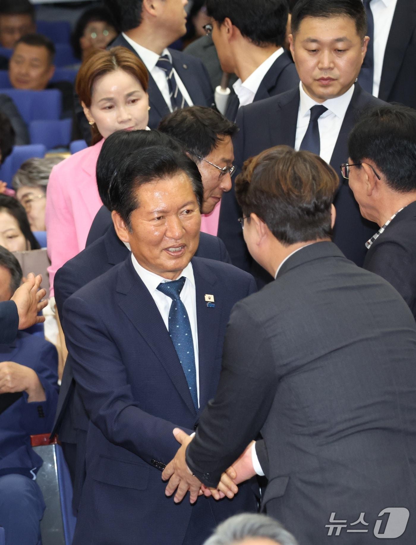 본문 이미지 - 정청래 전 더불어민주당 대표가 1일 이원택 전북도지사 취임식이 열린 전북도청에 들어서고 있다./뉴스1 유경석 기자 