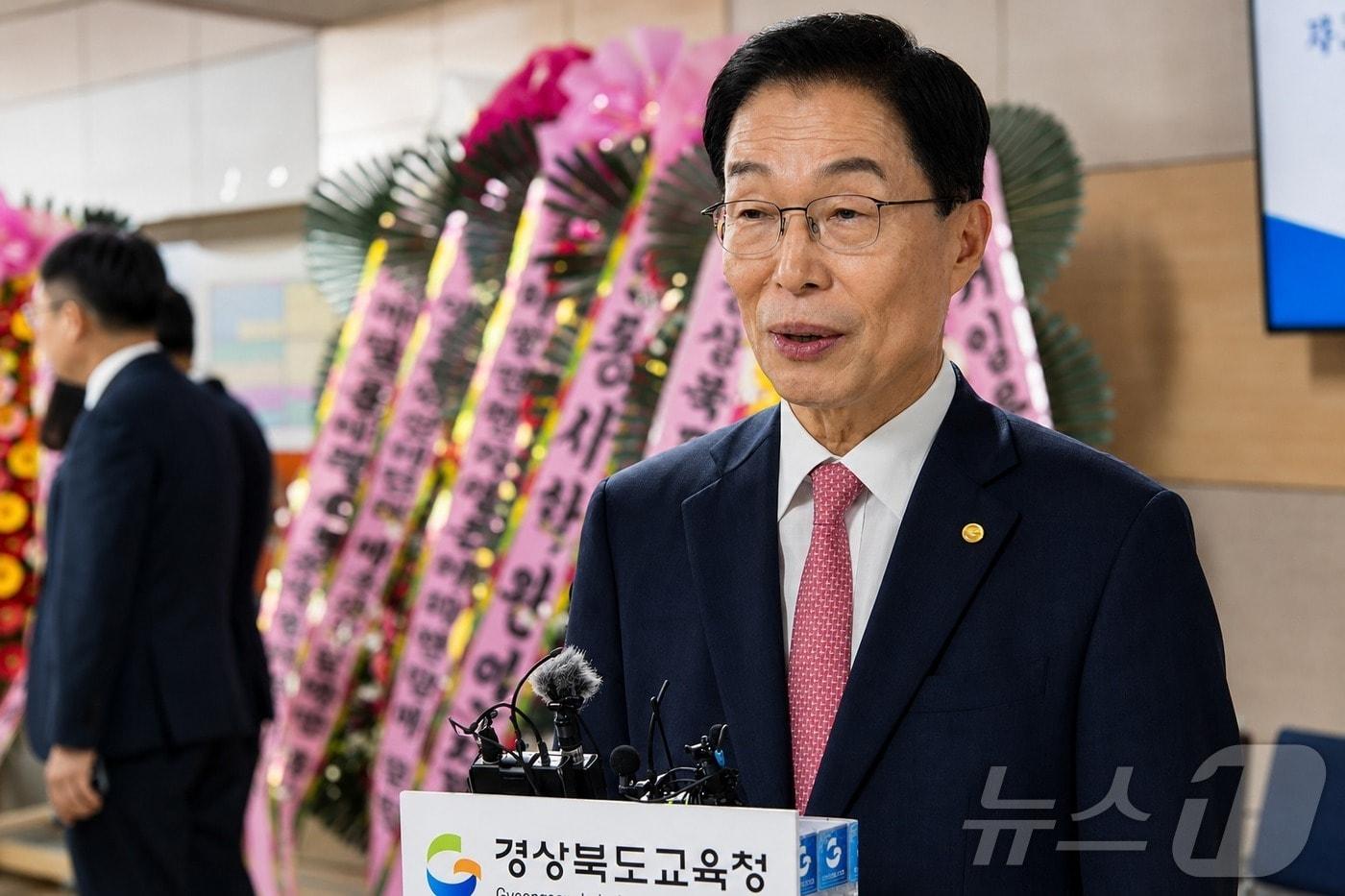 본문 이미지 - 임종식 경북교육감은 1일 경북교육청연구원 강당에서 열린 취임식에서 "AI 시대, 사람 중심 교육 대전환을 이루겠다"고 밝혔다. ⓒ 뉴스1 김대벽기자