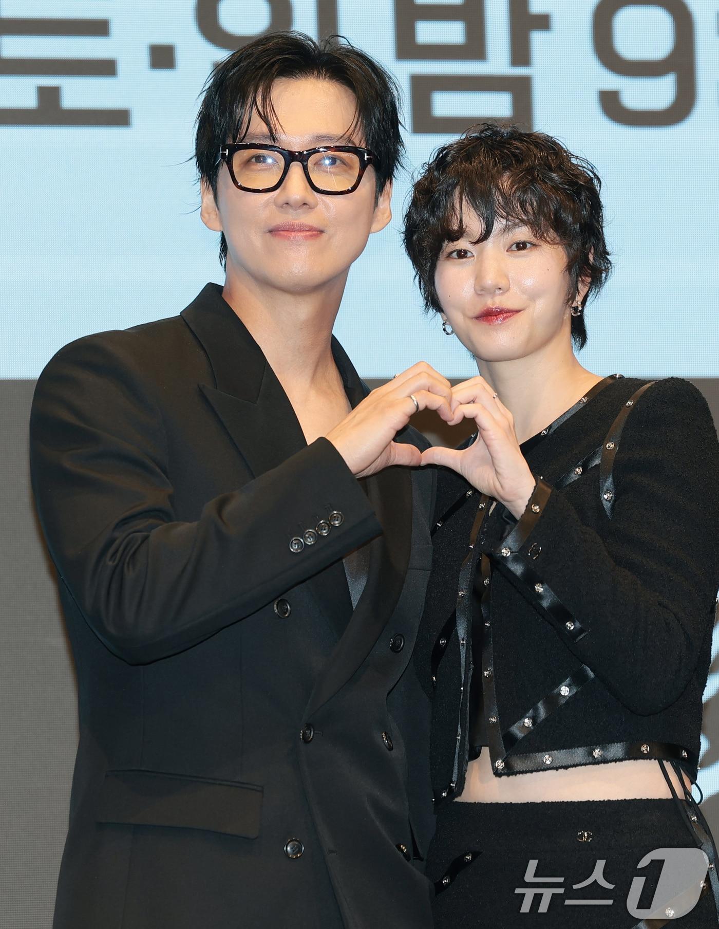 본문 이미지 - 배우 남궁민과 이설(오른쪽)이 1일 오후 서울 구로구 디큐브시티 더세인트에서 열린 KBS 2TV 토일 미니시리즈 ‘결혼의 완성’(극본 정재하/연출 김정현) 제작발표회에 참석해 포즈를 취하고 있다. ‘결혼의 완성’은 이혼 직전 납치된 아내를 구하기 위해 인면수심의 범죄자와 극한 사투를 벌이게 된 한 남자의 위험천만한 범죄 스릴러다. 2026.7.1 ⓒ 뉴스1 권현진 기자