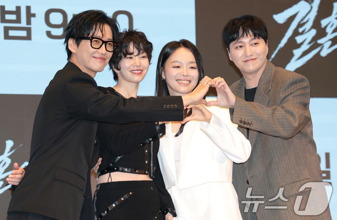 본문 이미지 - 배우 남궁민(왼쪽부터)과 이설, 이상희, 김대명이 1일 오후 서울 구로구 디큐브시티 더세인트에서 열린 KBS 2TV 토일 미니시리즈 ‘결혼의 완성’(극본 정재하) 제작발표회에 참석해 포즈를 취하고 있다. ‘결혼의 완성’은 이혼 직전 납치된 아내를 구하기 위해 인면수심의 범죄자와 극한 사투를 벌이게 된 한 남자의 위험천만한 범죄 스릴러다. 2026.7.1 ⓒ 뉴스1 권현진 기자