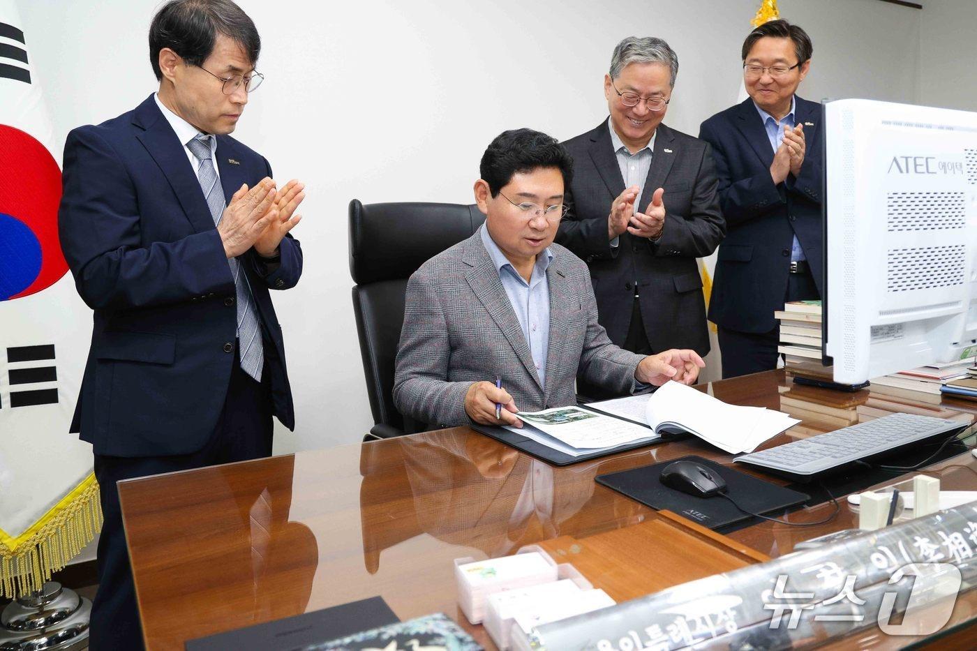 본문 이미지 - 이상일 용인시장이 민선9기 출범 첫날인 1일 첫 결재로 ‘용인 르네상스 2.0 용인시 반도체산업 육성 및 클러스터 조성 종합계획’에 서명을 하고 있다.(용인시 제공)
