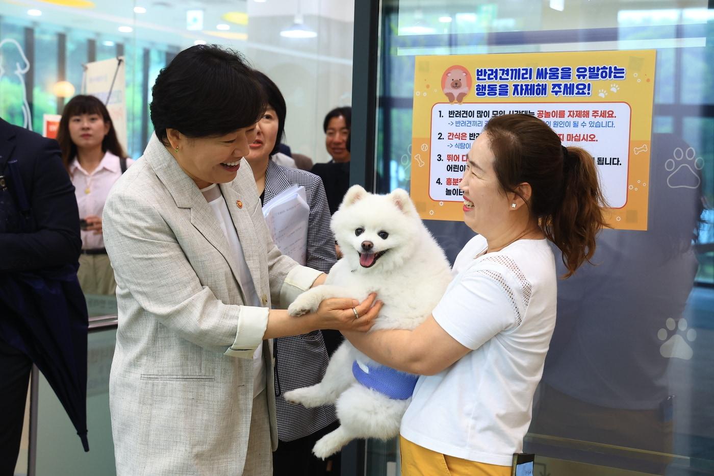 본문 이미지 - 대전 동물보호사업소 내 반려동물 놀이터를 찾은 송미령 농림축산식품부 장관(농식품부 제공) ⓒ 뉴스1