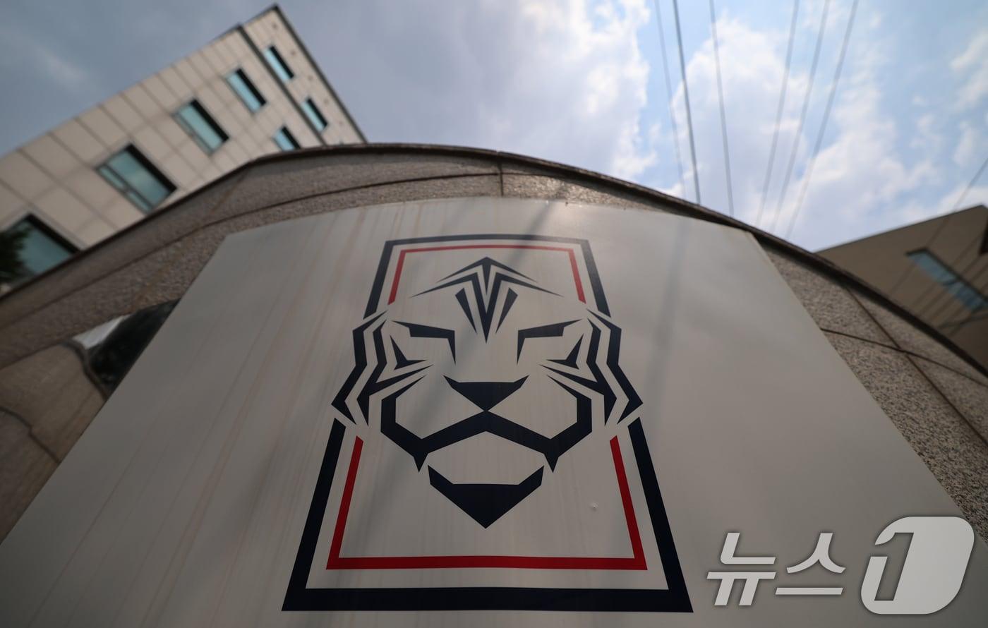 본문 이미지 - 2026 북중미 월드컵에서 최악의 성적표를 남긴 대한축구협회(KFA)가 무능과 카르텔, 불공정의 아이콘으로 전락했다. 수사에 들어간 경찰은 1일 대한축구협회 수사를 서울 종로서에서 서울청 광수단으로 이송했다고 밝혔다. 사진은 이날 오후 서울 종로구 신문로 축구회관 모습. 2026.7.1 ⓒ 뉴스1 오대일 기자