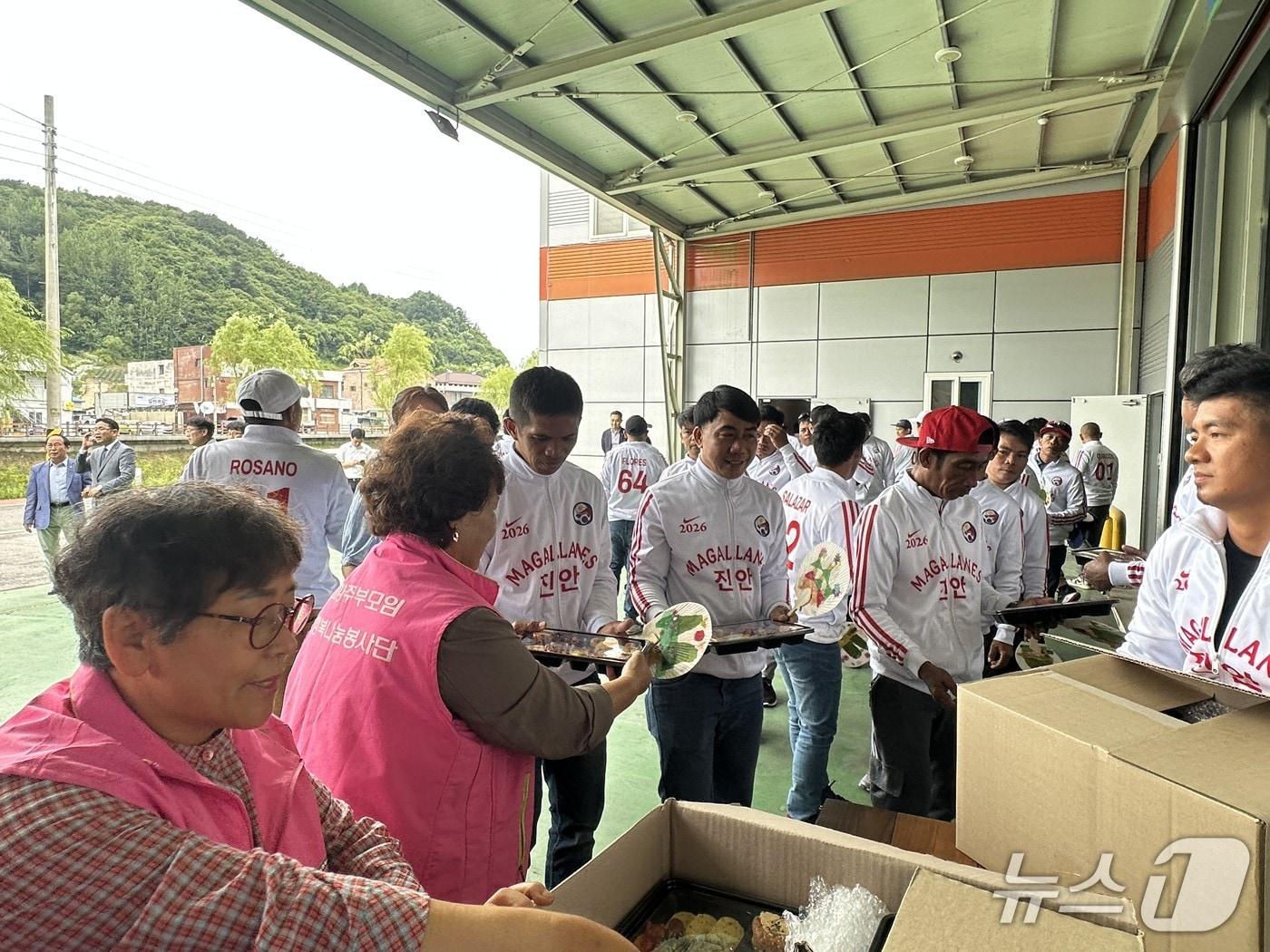본문 이미지 - 1일 오전 전북농협이 육성하는 고향주부모임 전북도지회가 진안군농협조합공동사업법인에서 외국인 계절 근로자 80여 명에게 점심을 지원했다.(전북농협 제공. 재판매 및 DB 금지)