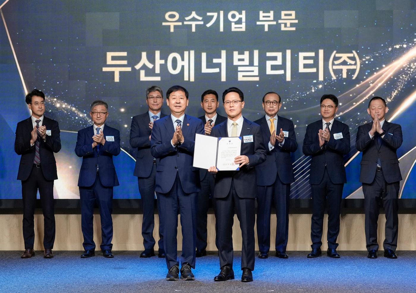 본문 이미지 - 1일 열린 ‘한국수출입은행 창립 50주년 기념식’에서 두산에너빌리티 박상현 사장(앞줄 오른쪽)이 구윤철 경제부총리(앞줄 왼쪽)로부터 표창을 받고 기념촬영을 하고 있다.(두산에너빌리티제공)