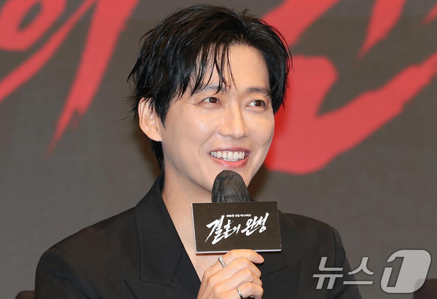 본문 이미지 - 배우 남궁민이 1일 오후 서울 구로구 디큐브시티 더세인트에서 열린 KBS 2TV 토일 미니시리즈 ‘결혼의 완성’(극본 정재하) 제작발표회에 참석해 취재진 질문에 답하고 있다. ‘결혼의 완성’은 이혼 직전 납치된 아내를 구하기 위해 인면수심의 범죄자와 극한 사투를 벌이게 된 한 남자의 위험천만한 범죄 스릴러다. 2026.7.1 ⓒ 뉴스1 권현진 기자
