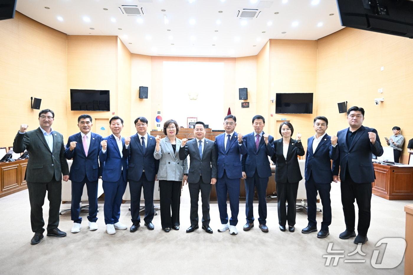 본문 이미지 - 군의회는 1일 '제301회 임시회 제1차 본회의'를 열고 전반기 의장에 성중기 의원, 부의장에 심부건 의원을 선출했다고 밝혔다.(의회 제공. 재판매 및 DB금지)2026.7.1/뉴스1