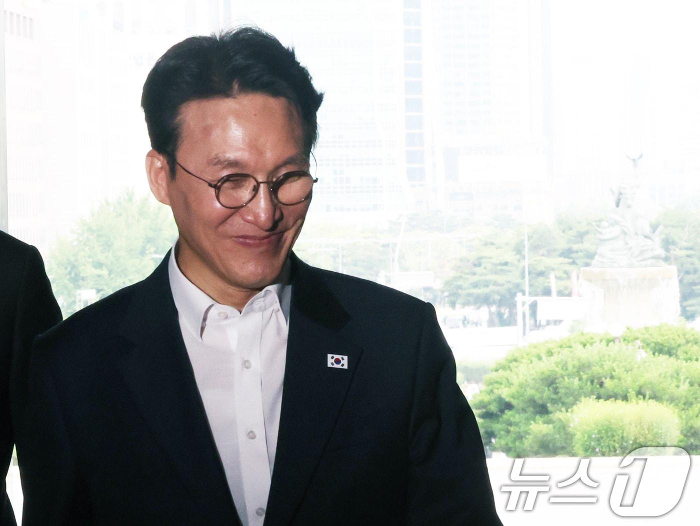 본문 이미지 - 김민석 전 국무총리가 1일 오후 서울 여의도 국회로 들어서고 있다. 이날 이임식을 마치고 국회로 복귀한 김 전 총리는 중앙당과 국회 본청, 소통관, 의원회관 등을 찾아 당직자 등에게 복귀 인사를 전할 예정이다. 2026.7.1 ⓒ 뉴스1 황기선 기자