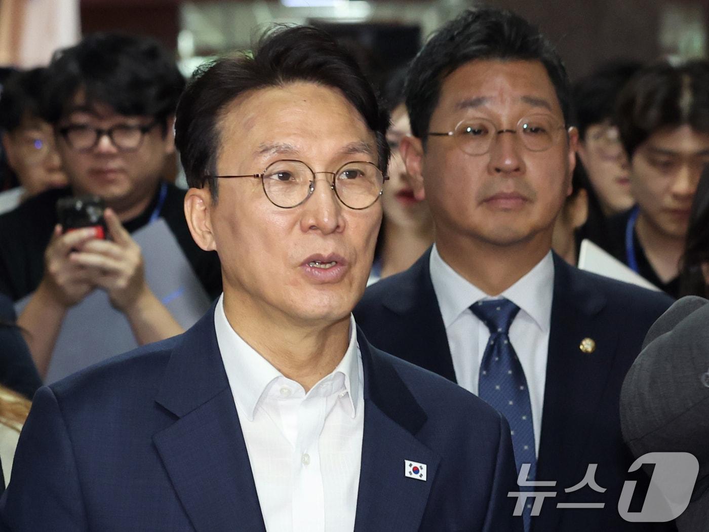 본문 이미지 - 김민석 전 국무총리가 1일 오후 서울 여의도 국회로 들어서고 있다. 2026.7.1 ⓒ 뉴스1 황기선 기자