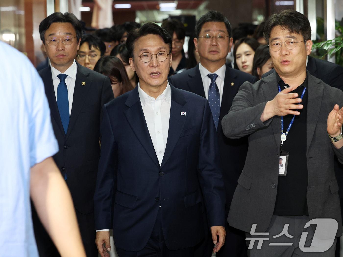 본문 이미지 - 김민석 전 국무총리가 1일 오후 서울 여의도 국회로 들어서고 있다. 이날 이임식을 마치고 국회로 복귀한 김 전 총리는 중앙당과 국회 본청, 소통관, 의원회관 등을 찾아 당직자 등에게 복귀 인사를 전할 예정이다. 2026.7.1 ⓒ 뉴스1 황기선 기자