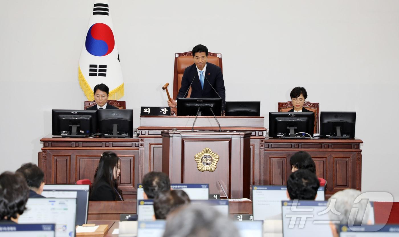 본문 이미지 - 송영훈 신임 제주특별자치도의회 의장이 1일 오후 제주도의회 본회의장에서 제451회 제주도의회 임시회를 주재하고 있다. 2026.7.1 ⓒ 뉴스1 오미란 기자