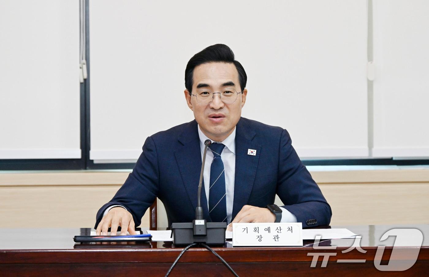본문 이미지 - 박홍근 기획예산처 장관이 1일 오후 서울 종로구 정부서울청사에서 열린 '성과관리 개선 전문가 간담회'에서 모두발언을 하고 있다. (기획예산처 제공. 재판매 및 DB금지) 2026.7.1 ⓒ 뉴스1