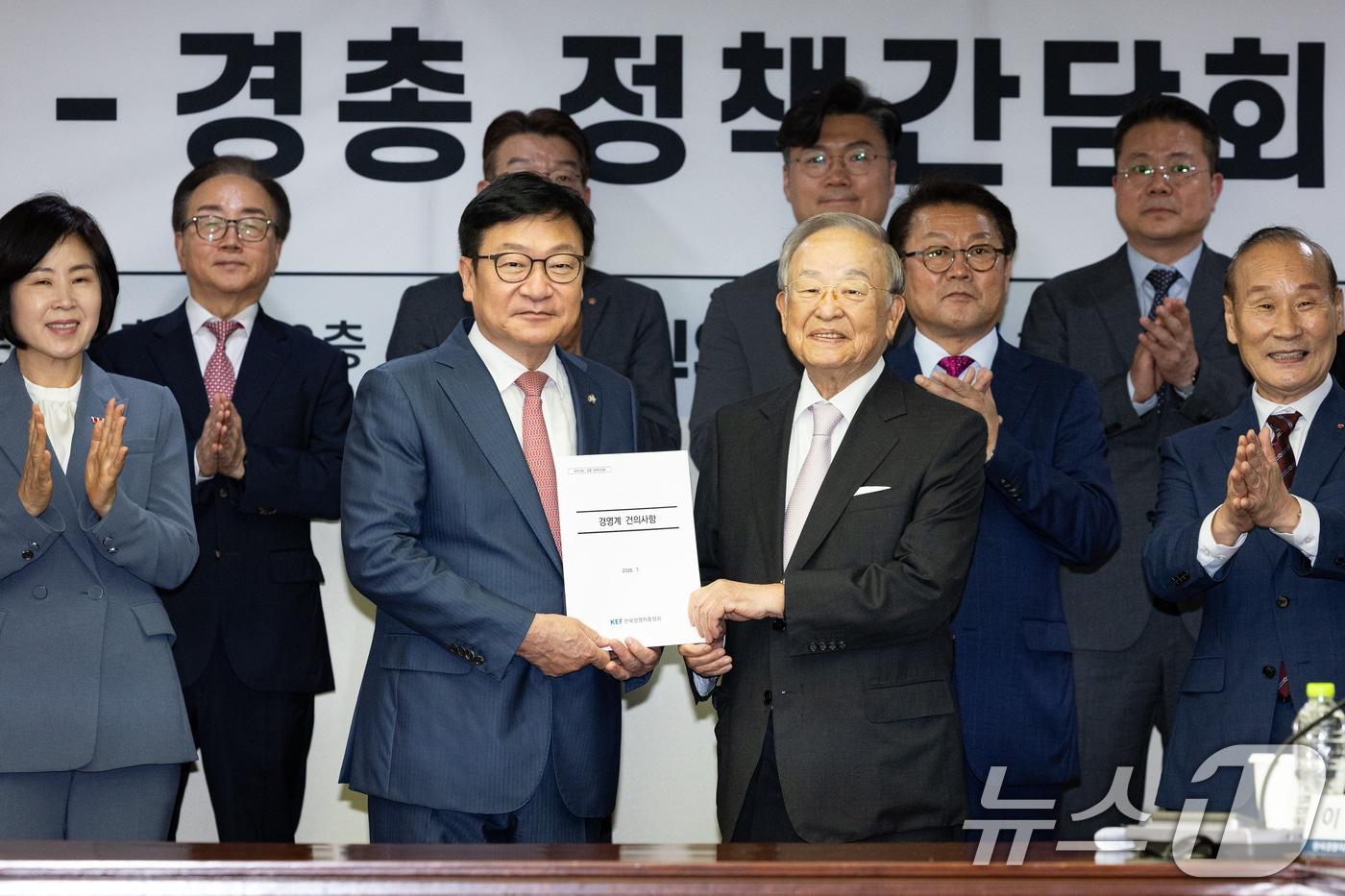 본문 이미지 - 정점식 국민의힘 원내대표가 1일 서울 마포구 경총회관에서 열린 국민의힘-한국경영자총협회 정책간담회에 앞서 손경식 경총회장으로부터 경영계 정책 건의사항을 받아들고 있다. 2026.7.1 ⓒ 뉴스1 유승관 기자