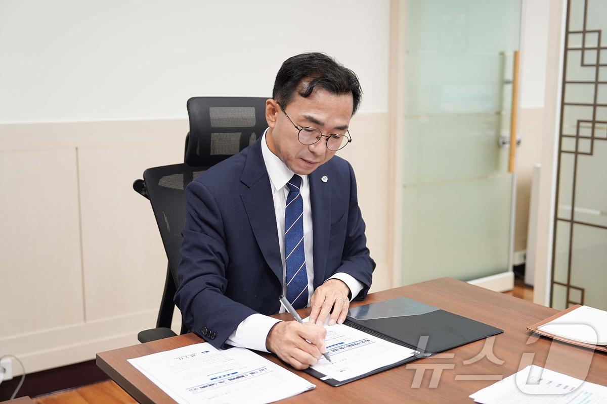 본문 이미지 - 서영학 여수시장이 1일 오전 집무실에서 1호 결재를 하고 있다. (여수시 제공. 재판매 및 DB금지) ⓒ 뉴스1 