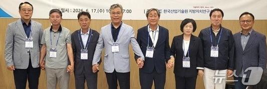 본문 이미지 - 10대 옥천군의원들이 기념 촬영하고 있다.(옥천군의회 제공. 재판매 및 DB금지)/뉴스1   
