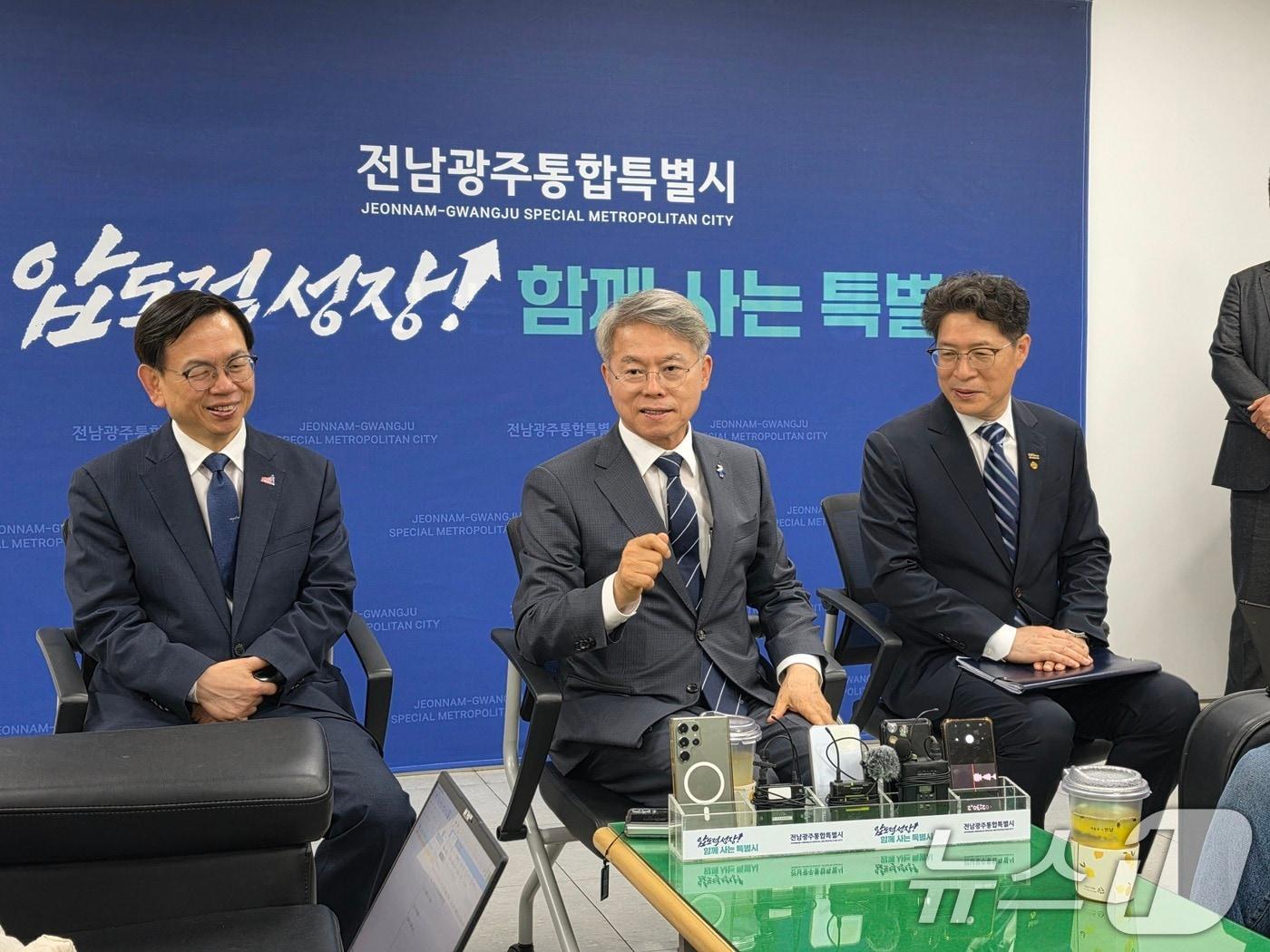 본문 이미지 - 민형배 전남광주통합특별시장이 1일 광주청사 기자실에서 간담회를 개최하고 있다. 2026.7.1 ⓒ 뉴스1 이수민 기자