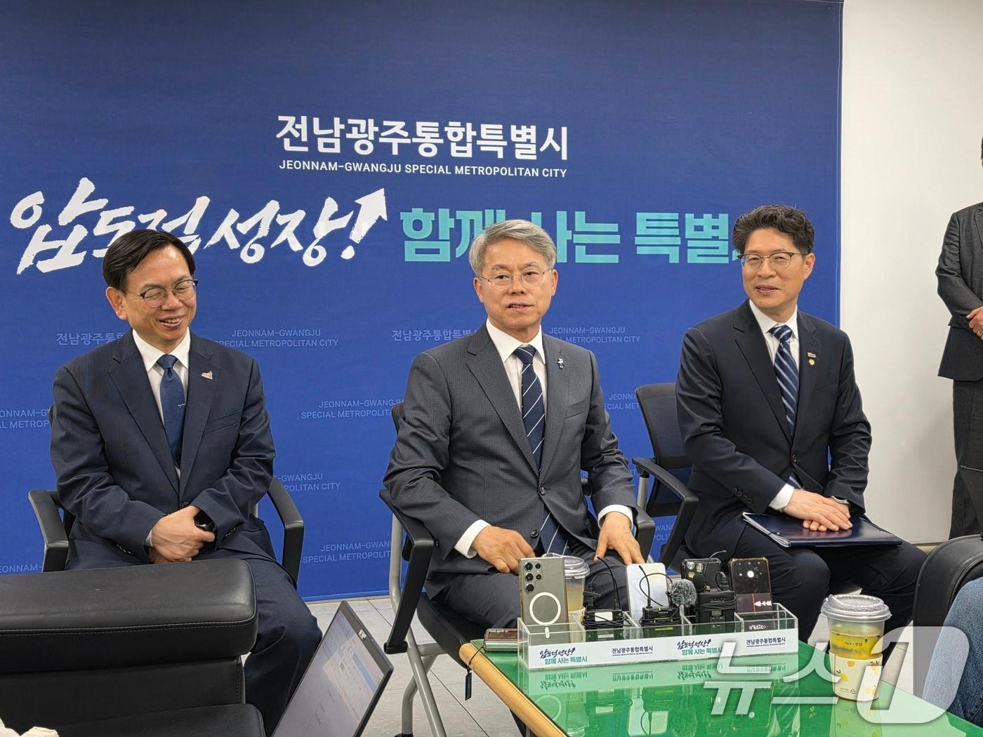 본문 이미지 - 민형배 전남광주통합특별시장이 1일 광주청사 기자실에서 간담회를 개최하고 있다. 2026.7.1 ⓒ 뉴스1 이수민 기자