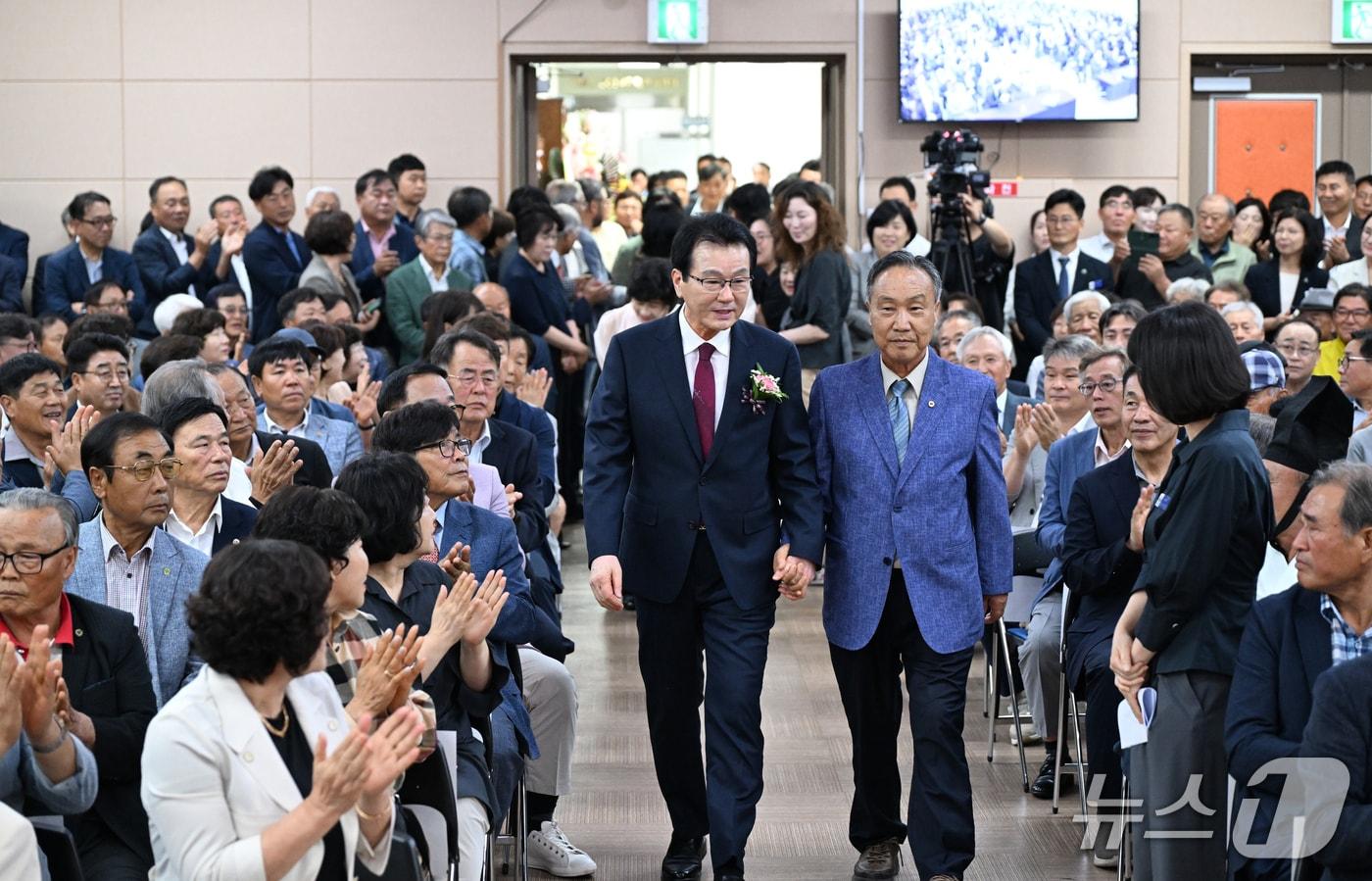 본문 이미지 - 이홍기 거창군수(사진 왼쪽) 가 1일 군청 대회의실에서 열린 군수 취임식에 참석하고 있다(거창군 제공. 재판매 및 DB금지).