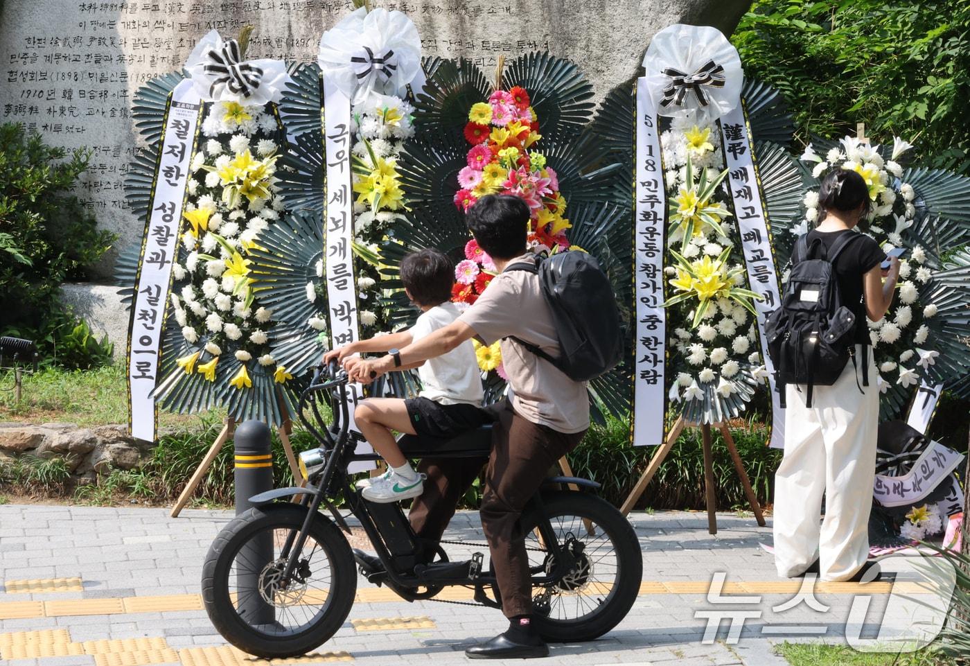 본문 이미지 - 1일 오후 서울 강동구 배재고등학교 정문 앞에 근조화환이 놓여 있다. 앞서 배재고 선수들은 지난달 29일 서울 목동구장에서 열린 제81회 청룡기 전국고교야구선수권대회에서 상대 팀인 광주제일고를 향해 “스타벅스 가야지”, “탱크데이” 등의 구호를 외쳐 논란이 되고 있다. 해당 표현은 5·18민주화운동을 폄훼했다는 비판을 받은 스타벅스코리아의 ‘5·18 탱크데이’ 이벤트를 연상시킨다는 지적이 나온다. 2026.7.1 ⓒ 뉴스1 김진환 기자