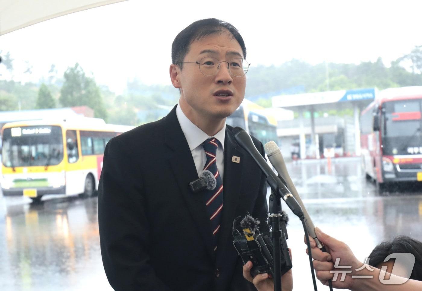 본문 이미지 - 김상욱 울산시장이 1일 울산 울주군 덕하공영차고지에서 126번 버스 탑승 전 취재진과 인터뷰를 하고 있다.2026.07.01.ⓒ 뉴스1 김세은 기자