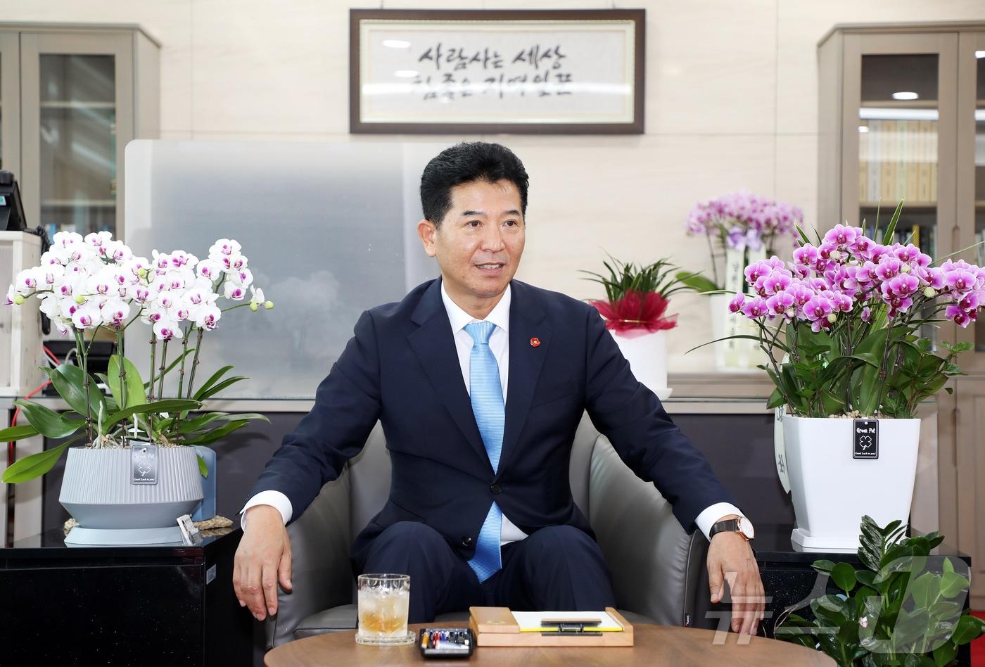 본문 이미지 - 송영훈 신임 제주특별자치도의회 의장이 1일 오후 제주도의회 의장실에서 취재진과 인터뷰를 하고 있다. ⓒ 뉴스1 오미란 기자