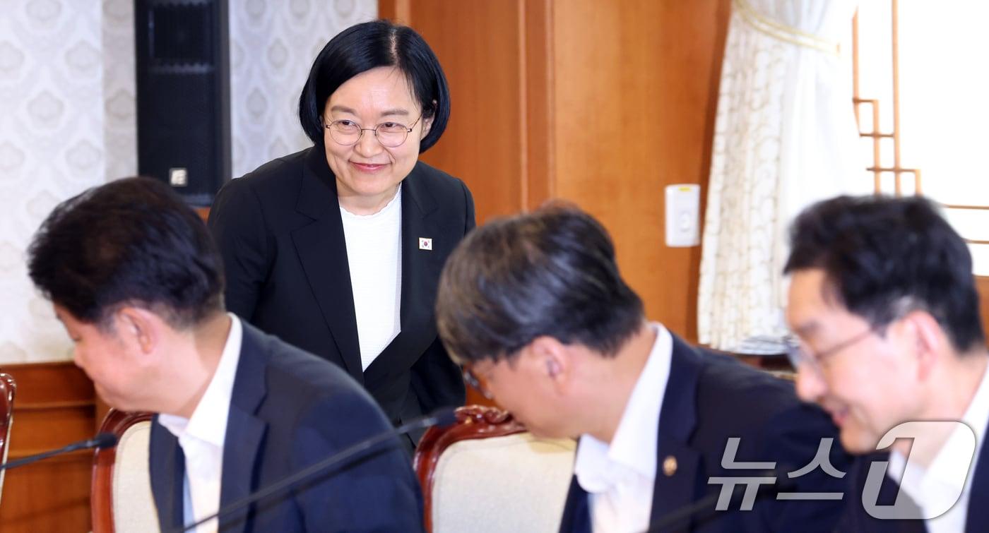 본문 이미지 - 한성숙 국무총리가 1일 오후 서울 세종대로 정부서울청사에서 열린 AI 혁신 관계장관 간담회에 참석하고 있다. 2026.7.1 ⓒ 뉴스1 김명섭 기자