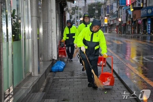 본문 이미지 - 취임 첫 날인 1일 새벽 강철호 부산 동구청장이 통학로를 청소하는 모습 (부산 동구 제공. 재판매 및 DB금지)