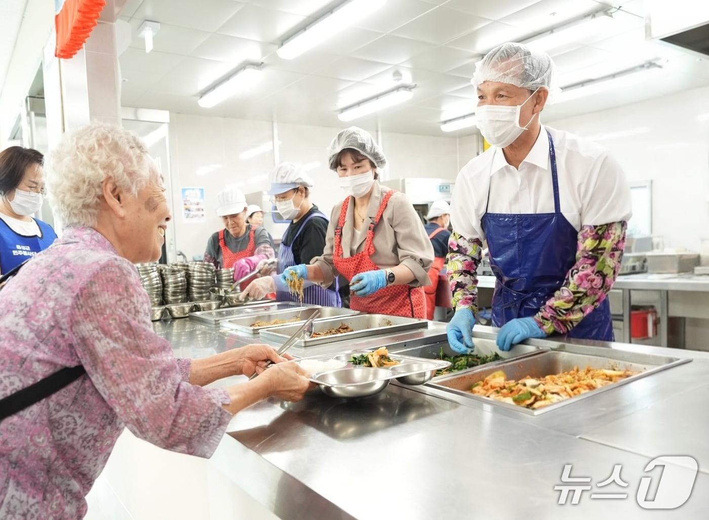본문 이미지 -  조병옥 음성군수가 민선 9기 음성군수 취임식날 한빛복지관을 찾아 배식봉사를 하고 있다.(음성군 제공. 재판매 및 DB금지)