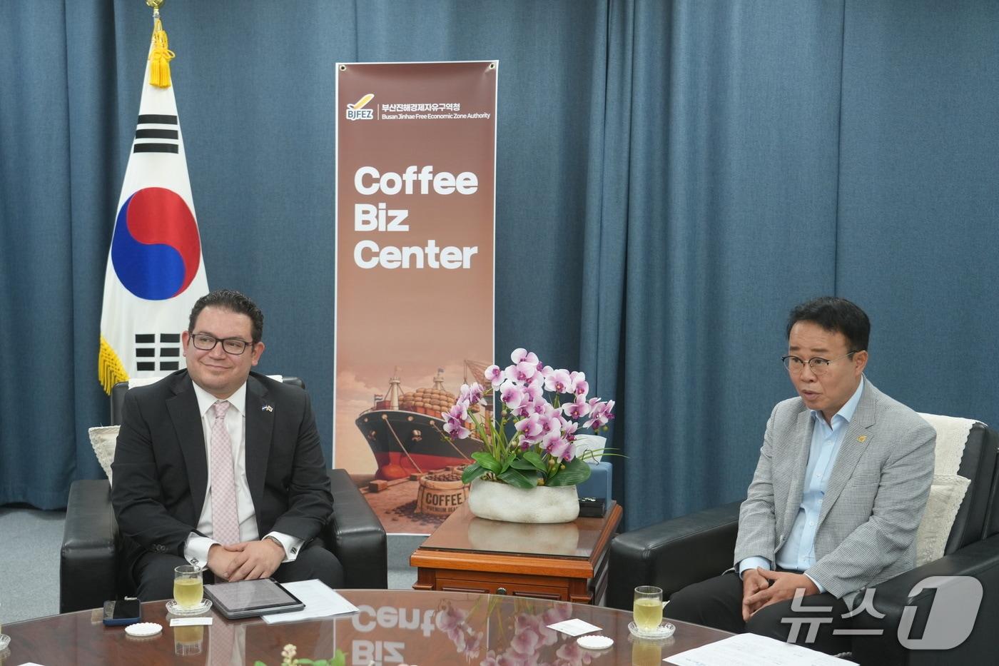 본문 이미지 - 박성호 부산진해경제자유구역청장(오른쪽)과 페데리코 게레로 주한 엘살바도르 대사가 대화를 나누는 모습 (경자청 제공. 재판매 및 DB금지)