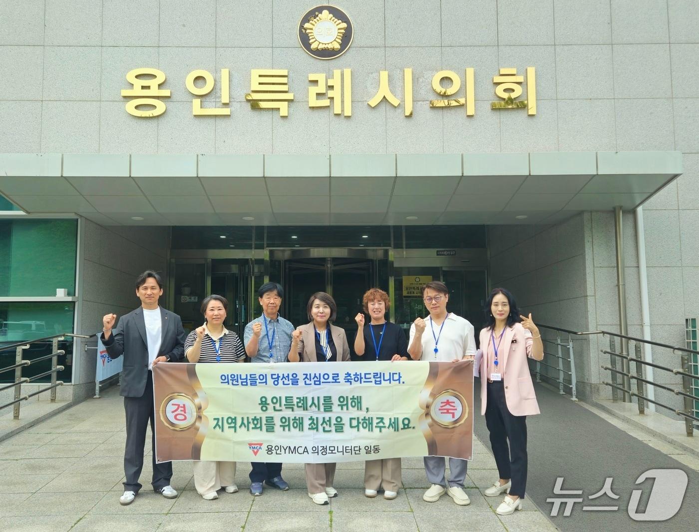 본문 이미지 - 용인YMCA 관계자들과 의정모니터단 단원들이 1일 제10대 용인시의회 의원들에게 축하 인사를 전달한 뒤 시의회 앞에서 기념촬영을 하고 있다.(용인YMCA 제공)