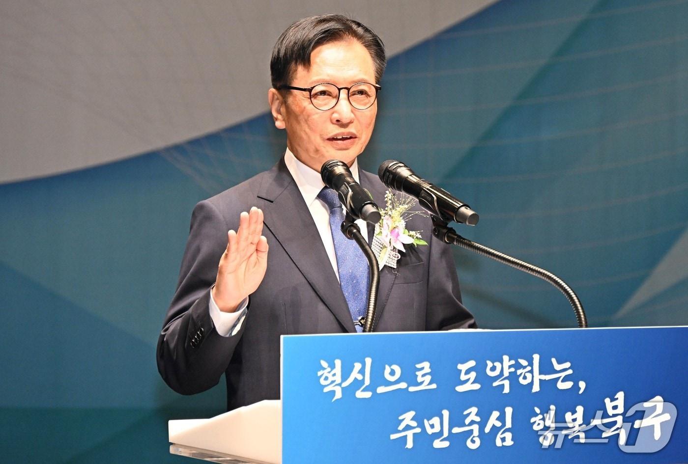 본문 이미지 - 이동권 울산 북구청장이 1일 구청에서 취임식을 열고 선서를 하고 있다.(울산 북구 제공. 재판매 및 DB금지)/뉴스1