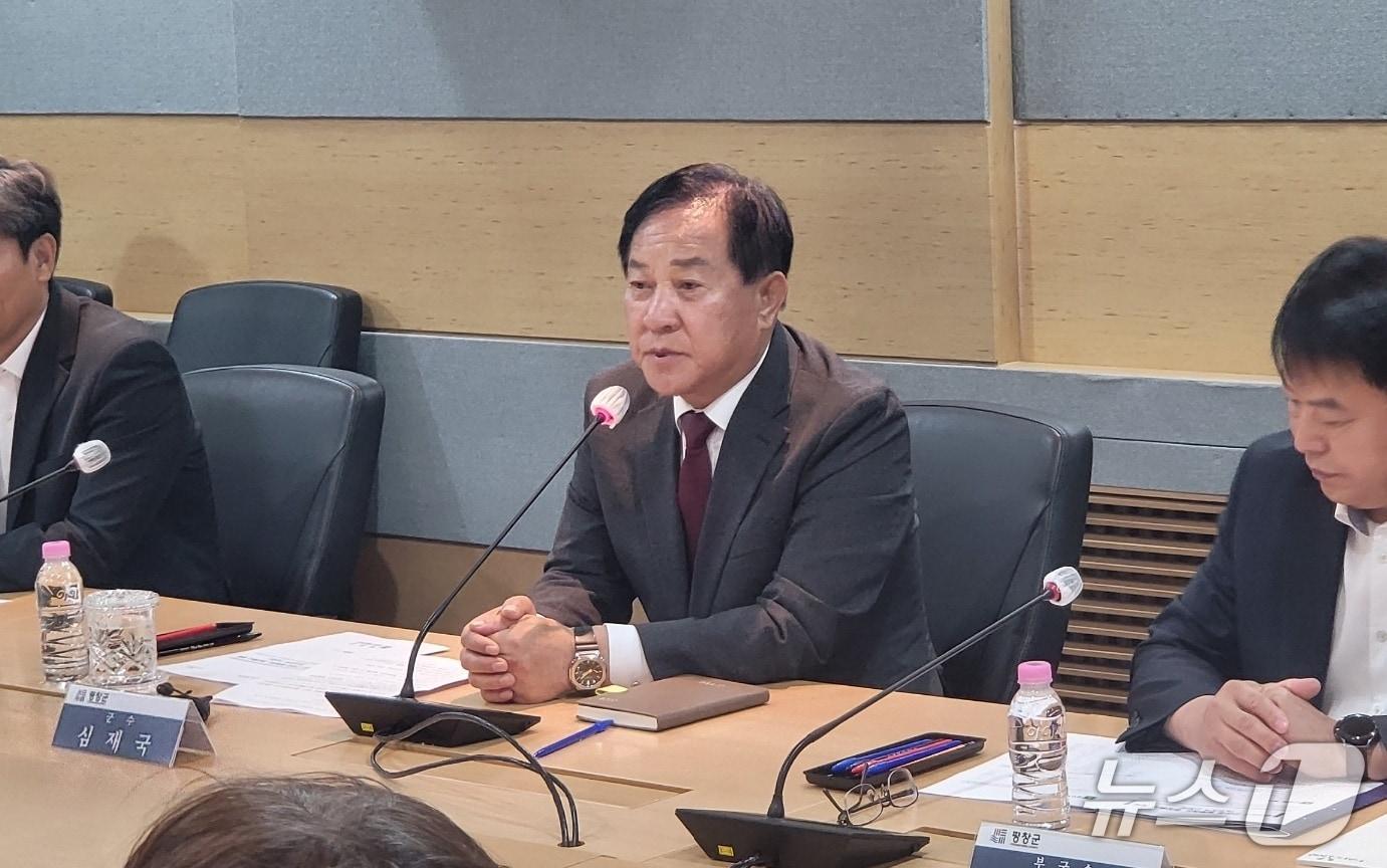 본문 이미지 - 심재국 강원 평창군수가 민선 9기 첫 날인 1일 평창군청 소회의실에서 취임식 대신 농업정책 간담회를 열고, 지역 현안을 살피고 있다. 2026.7.1/뉴스1 신관호 기자