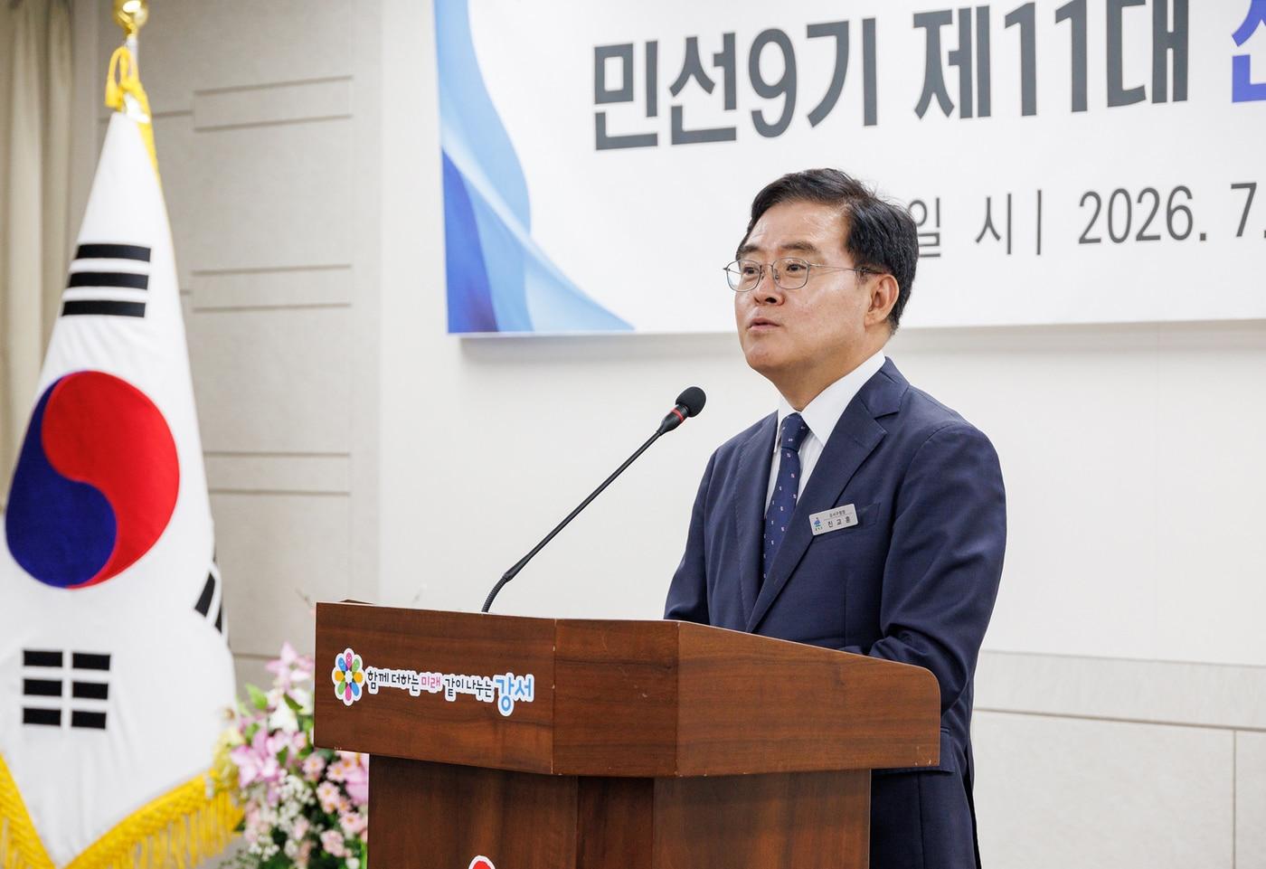 본문 이미지 - 진교훈 강서구청장이 1일 구청 대회의실에서 열린 '민선 9기 취임 기념 직원 조례'에서 인사말을 하고 있다.